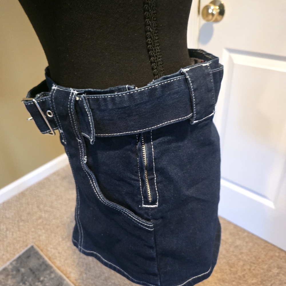 Chic Black Mini Skirt with Stitch Detailing - Picture 3 of 4